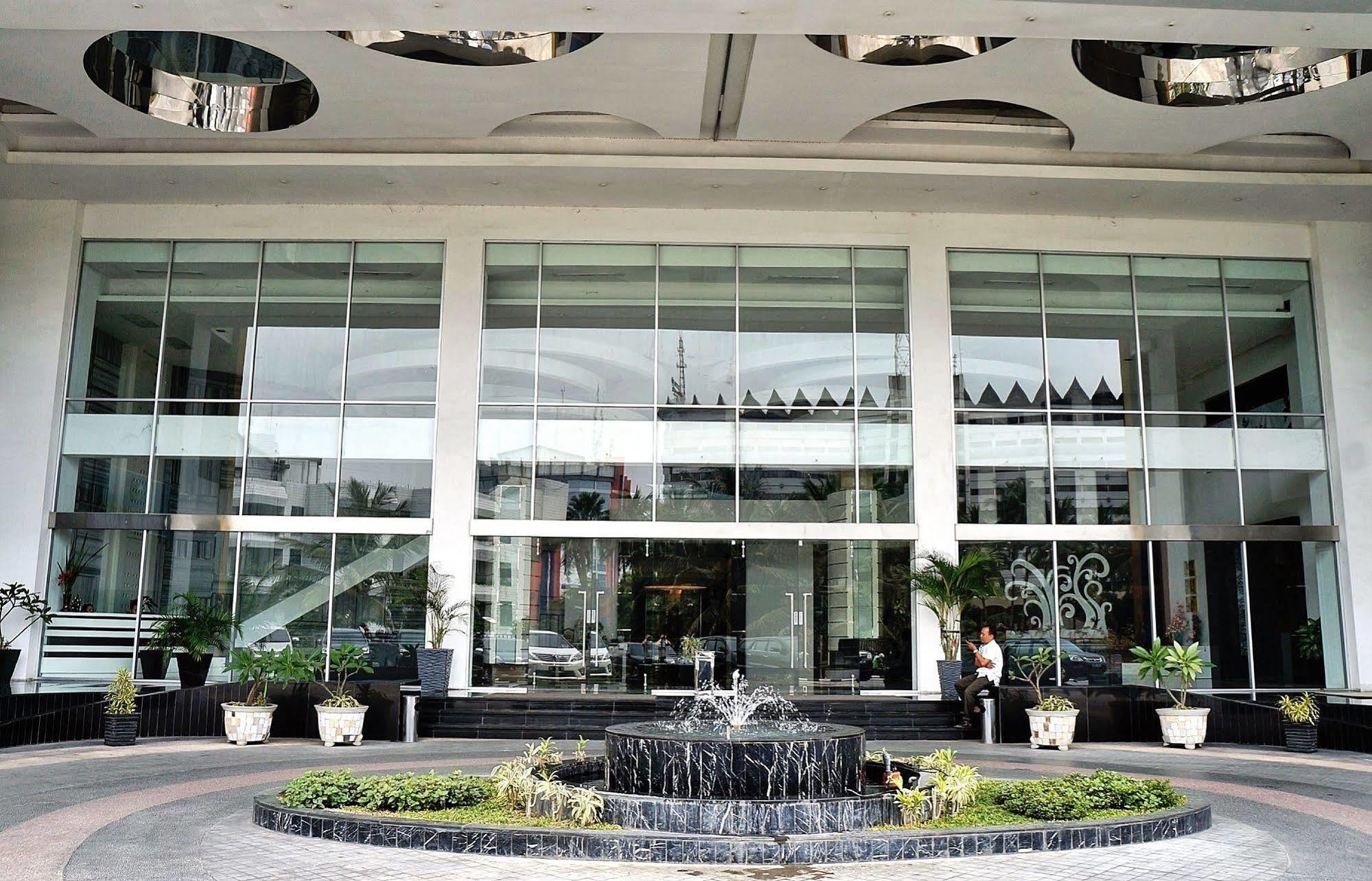 Royal Suite Condotel Medan Buitenkant foto