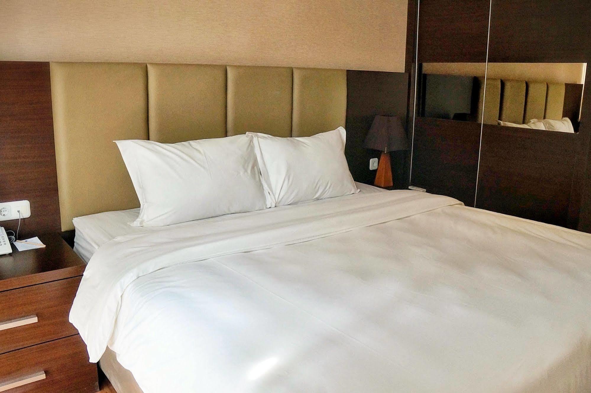 Royal Suite Condotel Medan Buitenkant foto