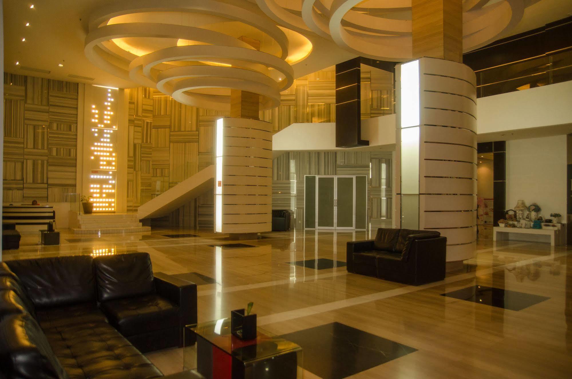 Royal Suite Condotel Medan Buitenkant foto